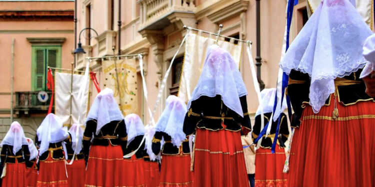 Il Gruppo Folk Città di Assemini festeggia i ’70/’90 anni: un libro per raccontare ai giovani la storia delle tradizioni locali