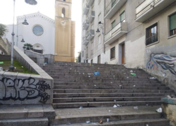 Cagliari, piazza Sant’Eulalia a luci rosse: giovani sorpresi in atteggiamenti inequivocabili davanti ai passanti