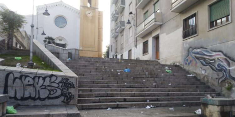 Cagliari, piazza Sant’Eulalia a luci rosse: giovani sorpresi in atteggiamenti inequivocabili davanti ai passanti