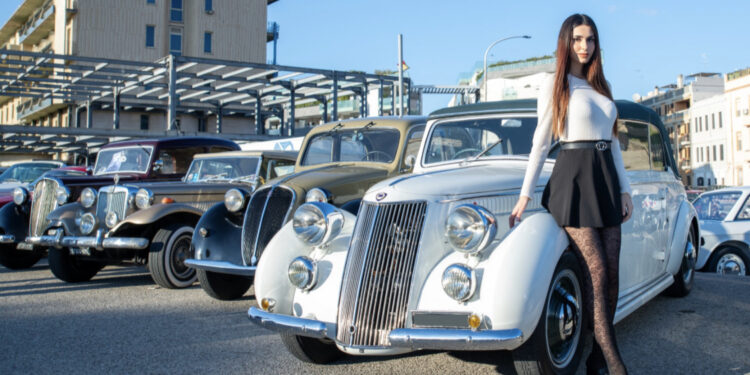 Cagliari, al molo di Su Siccu il fascino intramontabile delle auto d’epoca