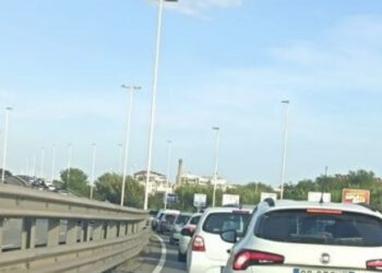 Cagliari, doppio tamponamento paralizza l’asse mediano: la giungla quotidiana del traffico impazzito