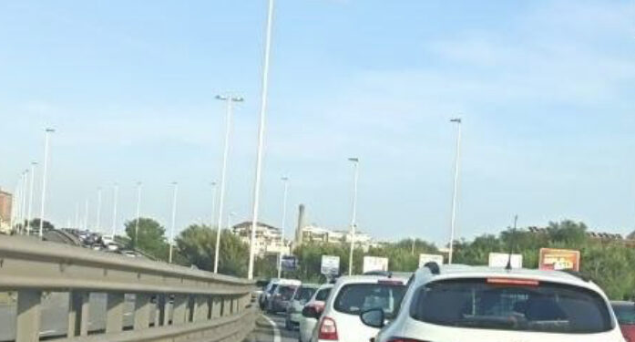 Cagliari, doppio tamponamento paralizza l’asse mediano: la giungla quotidiana del traffico impazzito