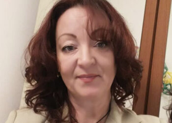 Perde il controllo della bici e resta infilzata in una recinzione: morta una 53enne