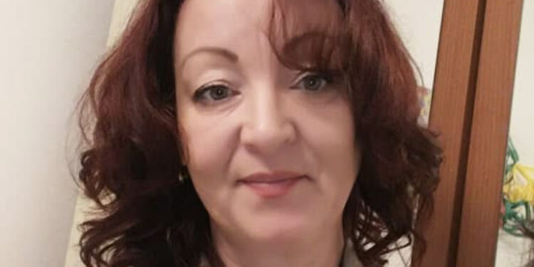 Perde il controllo della bici e resta infilzata in una recinzione: morta una 53enne