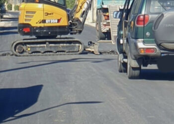 Quartu, ruspe al lavoro in via San Giovanni appena asfaltata: “Ci era stato promesso il pugno di ferro contro chi devastava la strada”