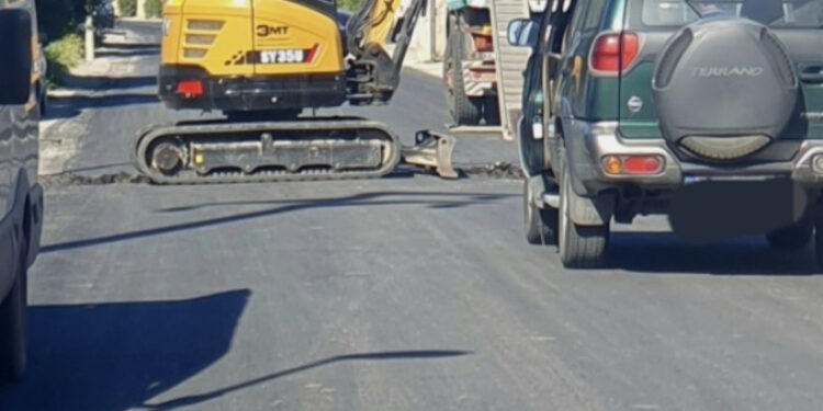 Quartu, ruspe al lavoro in via San Giovanni appena asfaltata: “Ci era stato promesso il pugno di ferro contro chi devastava la strada”