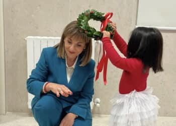 Cagliari, si laurea circondata dall’amore delle nipotine: il sogno realizzato di Ornella