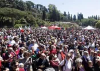 Paura durante il corteo per il 25 aprile a Roma: feriti a colpi di pistola ad aria compressa due attivisti