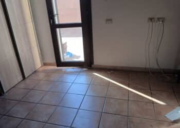 Cagliari, resta senza divano letto per problemi di pagamento alla consegna: trovato l’accordo con la ditta