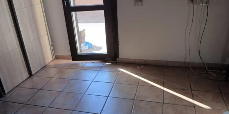 Cagliari, resta senza divano letto per problemi di pagamento alla consegna: trovato l’accordo con la ditta
