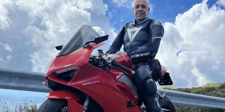 Perde il controllo della moto durante una gita con gli amici: morto un 51enne