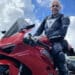 Perde il controllo della moto durante una gita con gli amici: morto un 51enne