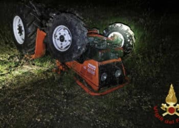 Si ribalta con il trattore e resta schiacciato: morto un 69enne