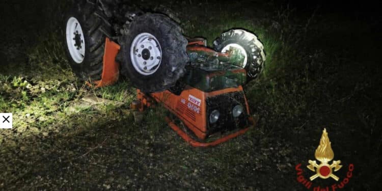 Si ribalta con il trattore e resta schiacciato: morto un 69enne