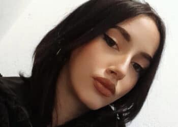 Auto finisce in una scarpata: Rita muore a 18 anni