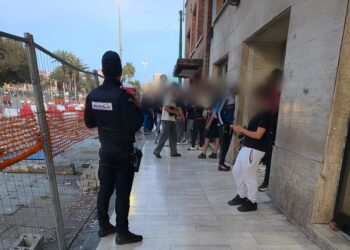 Cagliari, molestate e scippate da una trentina di stranieri in piazza Matteotti: ragazzine chiedono aiuto alle guardie giurate