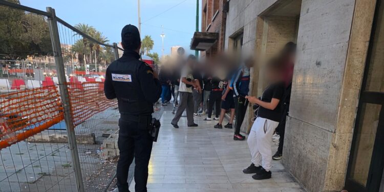 Cagliari, molestate e scippate da una trentina di stranieri in piazza Matteotti: ragazzine chiedono aiuto alle guardie giurate