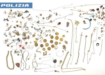 Cagliari, estorsioni con la tecnica del “finto carabiniere”: fermate 2 persone, recuperati oltre 1,2 kg di gioielli