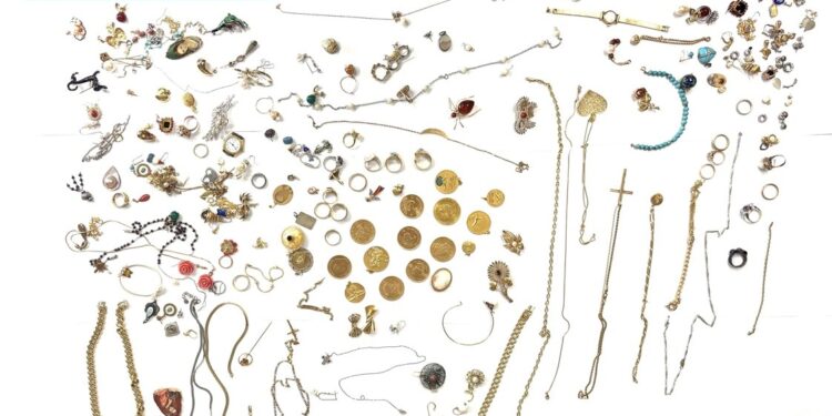 Cagliari, estorsioni con la tecnica del “finto carabiniere”: fermate 2 persone, recuperati oltre 1,2 kg di gioielli