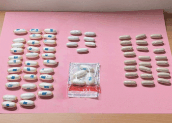 Alghero, sbarca dall’aereo con 64 ovuli tra eroina e cocaina nello stomaco: arrestato