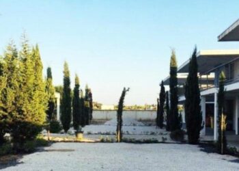 Bare in fila in attesa di essere tumulate ad Assemini, la rabbia dei parenti: “Per noi lo strazio continua”