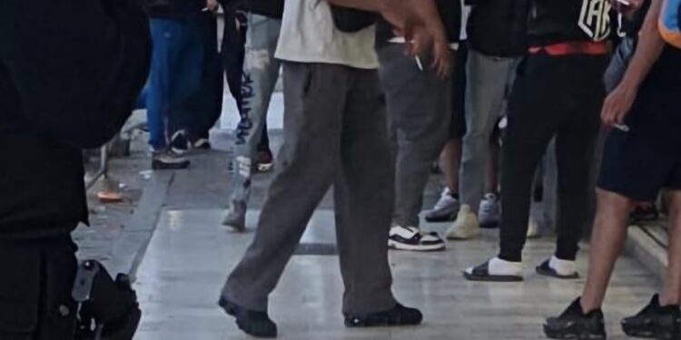 Cagliari, violenza fuori dalla stazione dei bus: “Giovani stranieri molestano le ragazze e scippano i passanti”