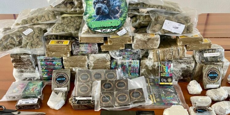 Cagliari, 11 kg di droga destinati alla movida della Marina sequestrati dalla polizia: arrestati due giovani