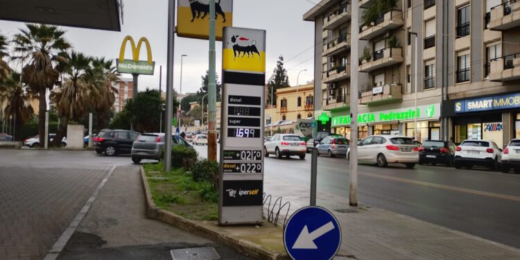 Carburante a prezzi choc, il governo conferma il taglio delle accise fino al primo maggio