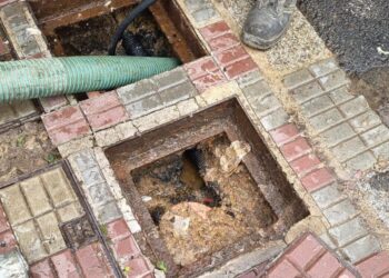 Cagliari, fogne ostruite e scarichi in tilt in via Baccelli: “Bloccata una linea gestita da Abbanoa”