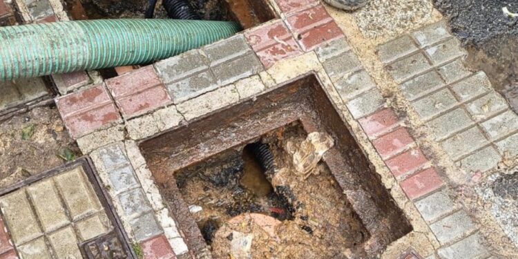 Cagliari, fogne ostruite e scarichi in tilt in via Baccelli: “Bloccata una linea gestita da Abbanoa”