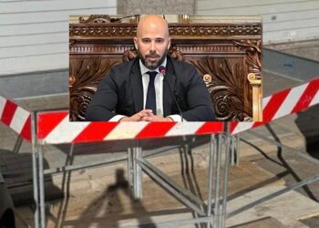 Cagliari, asfalto collassato da anni e transenne eterne in via dei Capraia: “Pericolo per i passanti e danno ai negozi, Zedda chiarisca”