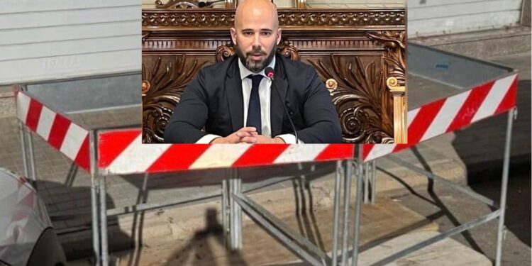 Cagliari, asfalto collassato da anni e transenne eterne in via dei Capraia: “Pericolo per i passanti e danno ai negozi, Zedda chiarisca”