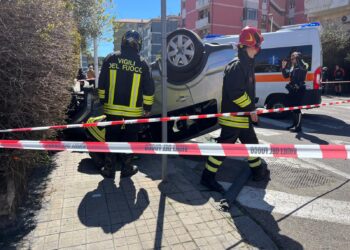 Cagliari, per l’alta velocità si ribalta con l’auto in via Capula: una donna fra le lamiere