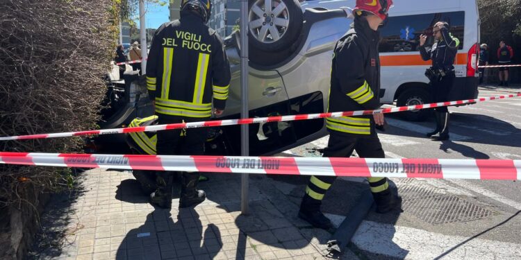 Cagliari, per l’alta velocità si ribalta con l’auto in via Capula: una donna fra le lamiere