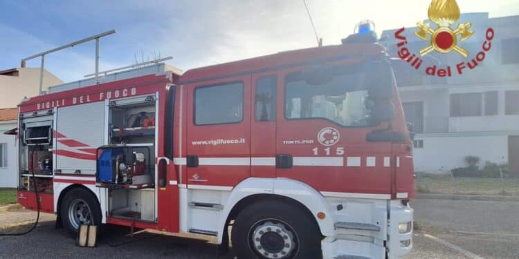 Calasetta, scoppia incendio in una casa al piano terra: fiamme partite dalla camera da letto