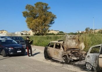 Incendi a raffica nella notte a Cagliari e Assemini, 4 auto distrutte dalle fiamme: sono tutti dolosi