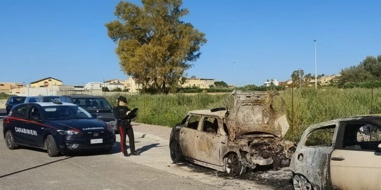 Incendi a raffica nella notte a Cagliari e Assemini, 4 auto distrutte dalle fiamme: sono tutti dolosi