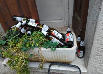 Cagliari, sporcizia e degrado: alla Marina centinaia di bottiglie abbandonate e rifiuti, “Totale immobilismo di Zedda”