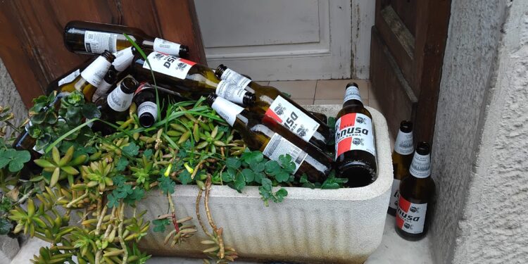 Cagliari, sporcizia e degrado: alla Marina centinaia di bottiglie abbandonate e rifiuti, “Totale immobilismo di Zedda”