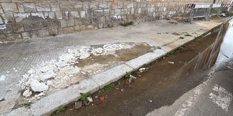 Cagliari, degrado in via Flavio Gioia: “Portiamo i figli a scuola fra pozzanghere puzzolenti e transenne”