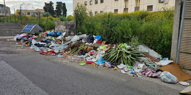 Disastro a Cagliari, cumuli di rifiuti in via del Lentisco a Pirri