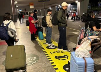 Cagliari, due aerei atterrati e zero taxi: raggiungere di notte il centro della città è una missione impossibile