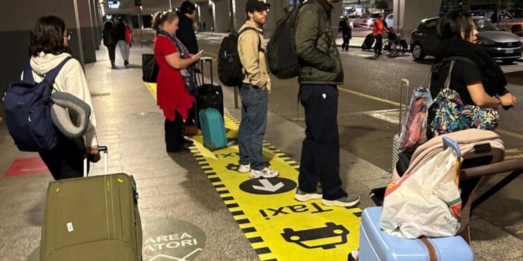 Cagliari, due aerei atterrati e zero taxi: raggiungere di notte il centro della città è una missione impossibile