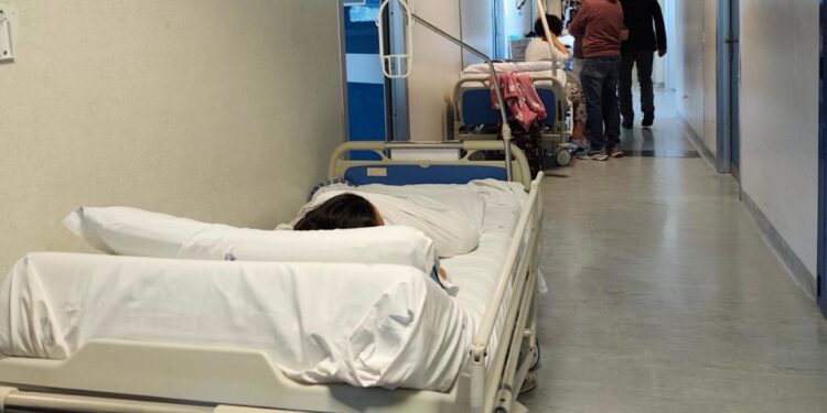 Cagliari, attese infinite al pronto soccorso, barelle nei corridoi e ambulanze in fila: medici in rivolta contro il disastro sanità