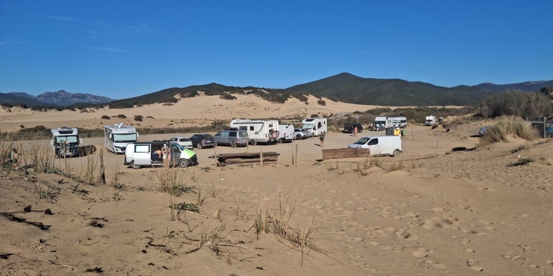 Decine di campeggiatori stranieri abusivi a Piscinas: il parcheggio pubblico pieno di camper e tende