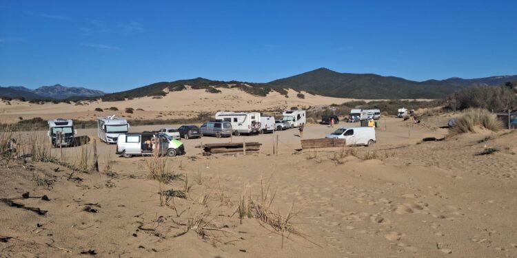 Decine di campeggiatori stranieri abusivi a Piscinas: il parcheggio pubblico pieno di camper e tende