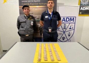 Cagliari, sbarca in aeroporto con 116 ovuli di eroina nello stomaco: in carcere a Uta