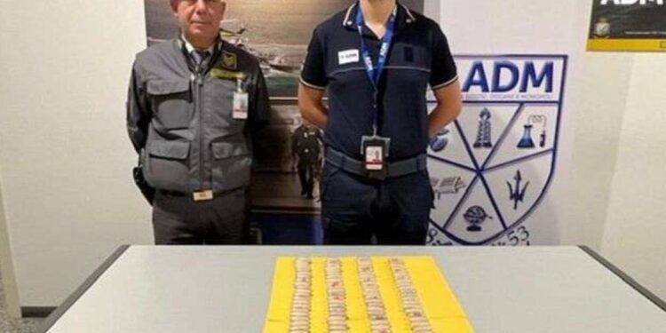 Cagliari, sbarca in aeroporto con 116 ovuli di eroina nello stomaco: in carcere a Uta