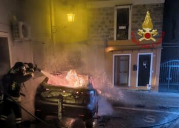 Auto in fiamme nella notte a Sant’Antioco, danneggiata palazzina