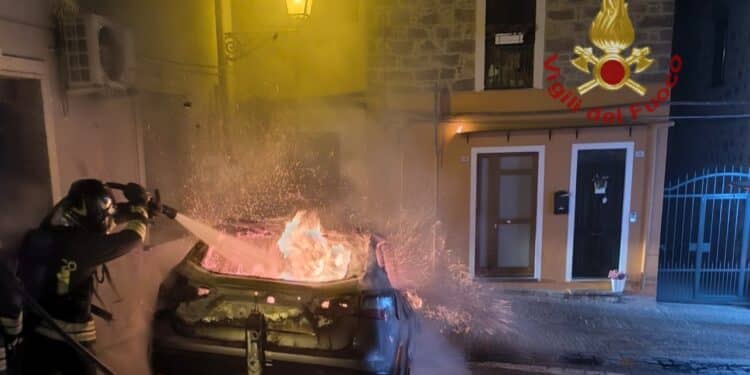 Auto in fiamme nella notte a Sant’Antioco, danneggiata palazzina
